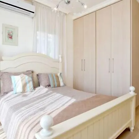 Amadora Luxury Villas *